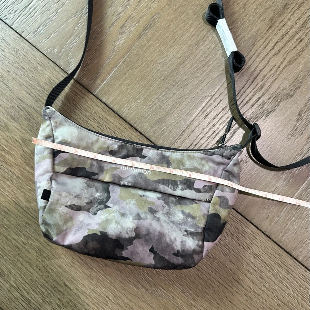New Lululemon Small Shoulder Bag in camo NWOT - Picture 12 of 13